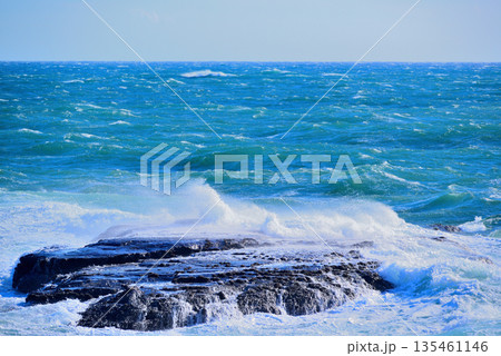 江ノ島　湘南大堤防から観た嵐の前 強風の相模湾 135461146