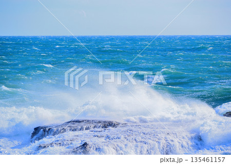 江ノ島 湘南大堤防から観た嵐の前 強風の相模湾 江ノ島 湘南大堤防から観た嵐の前 強風の相模湾 135461157