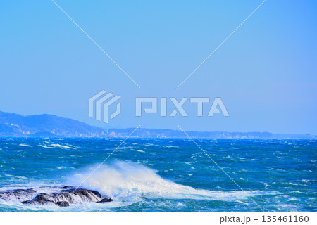 江ノ島　湘南大堤防から観た嵐の前 強風の相模湾 135461160