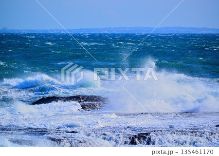 江ノ島 湘南大堤防から観た嵐の前 強風の相模湾 江ノ島 湘南大堤防から観た嵐の前 強風の相模湾 135461170