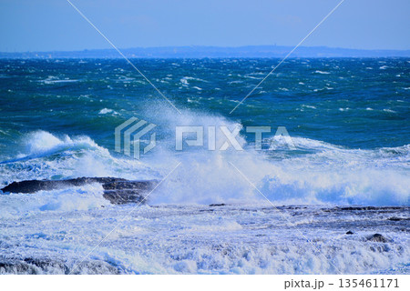 江ノ島　湘南大堤防から観た嵐の前 強風の相模湾 135461171