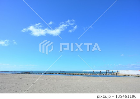 静かな海辺が続く山の下海岸の風景（新潟県新潟市） 135461196