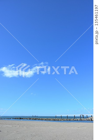 静かな海辺が続く山の下海岸の風景(新潟県新潟市) 静かな海辺が続く山の下海岸の風景(新潟県新潟市) 135461197