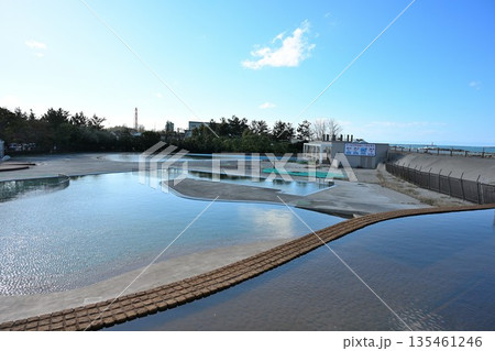 山の下海浜公園の屋外プール施設(新潟県新潟市) 山の下海浜公園の屋外プール施設(新潟県新潟市) 135461246