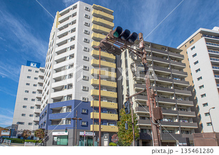 街の風景とさわさかな青空 135461280