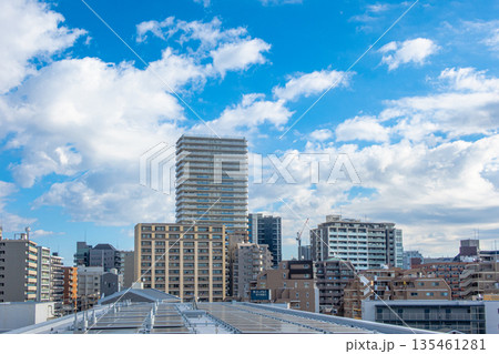 街の風景とさわさかな青空 135461281