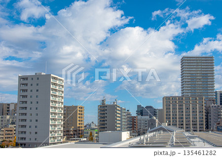 街の風景とさわさかな青空 135461282