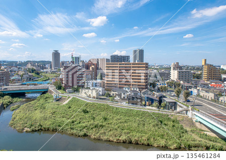 街の風景とさわさかな青空 135461284
