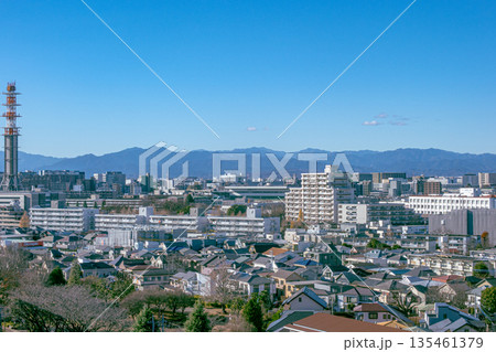 住宅街の風景とさわさかな青空 住宅街の風景とさわさかな青空 135461379