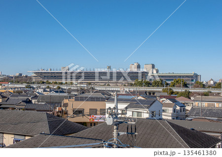 住宅街の風景とさわさかな青空 住宅街の風景とさわさかな青空 135461380