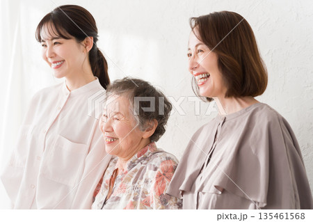 笑顔の女性三世代家族 135461568