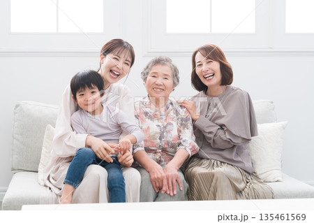 笑顔の四世代家族 135461569