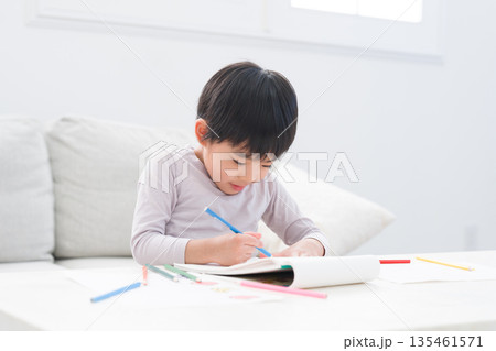色鉛筆でお絵描きする子供1人 135461571