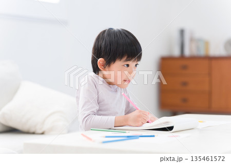 色鉛筆でお絵描きする子供1人 135461572