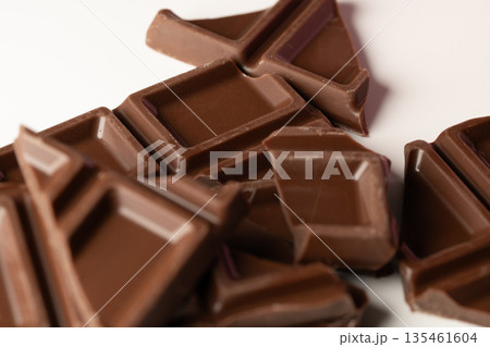 バレンタインやスイーツの背景素材 割ったミルクチョコレート バレンタインやスイーツの背景素材 割ったミルクチョコレート 135461604