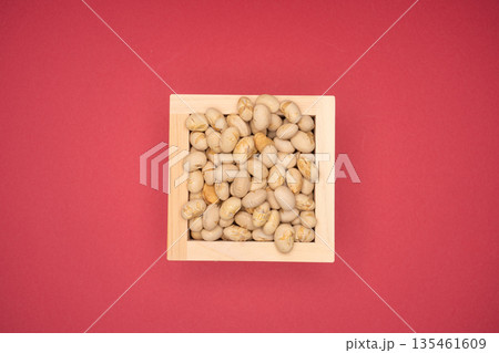 赤い背景に木枡入りの豆を配置した物撮り 135461609