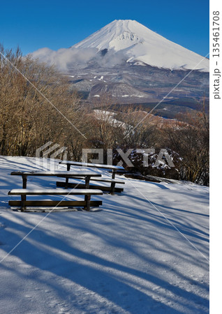 愛鷹山塊の黒岳山頂 雪の頂から望む富士山 愛鷹山塊の黒岳山頂 雪の頂から望む富士山 135461708