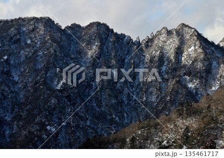 愛鷹山塊の越前岳 鋸岳展望台からの雪化粧した鋸岳、蓬莱岳(蓬莱山) 愛鷹山塊の越前岳 鋸岳展望台からの雪化粧した鋸岳、蓬莱岳(蓬莱山) 135461717