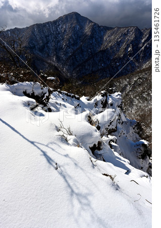 愛鷹山塊の越前岳 雪の北白ガレンより望む厳冬の位牌岳 愛鷹山塊の越前岳 雪の北白ガレンより望む厳冬の位牌岳 135461726