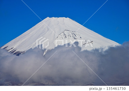 愛鷹山塊の越前岳　富士見台から眺める厳冬の富士山と宝永火口 135461730