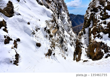 愛鷹山塊　真冬の割石峠　急峻に切れ込む崖 135461735