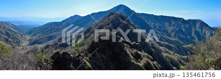 愛鷹山塊の蓬莱岳(蓬莱山)より 鋸岳から位牌岳の稜線のパノラマ 愛鷹山塊の蓬莱岳(蓬莱山)より 鋸岳から位牌岳の稜線のパノラマ 135461756