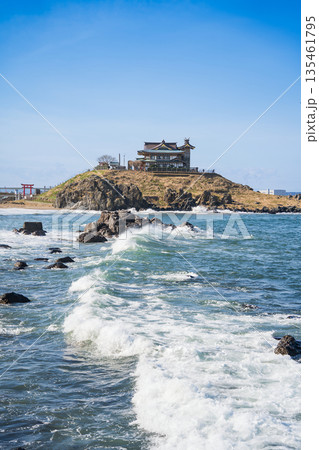 「青森県」対岸から蕪島を望む　八戸市 135461795
