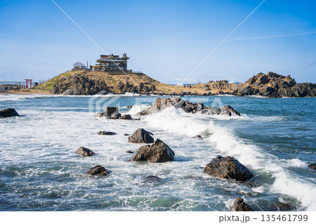 「青森県」対岸から蕪島を望む 八戸市 「青森県」対岸から蕪島を望む 八戸市 135461799