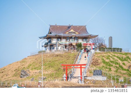 「青森県」青空と蕪島神社　八戸市 135461851