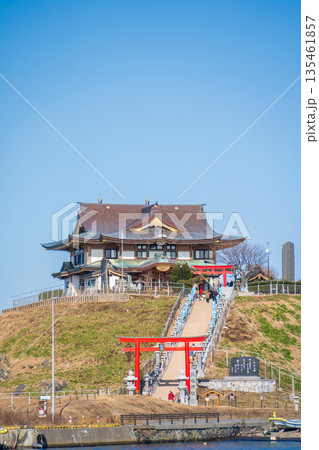 「青森県」青空と蕪島神社　八戸市 135461857