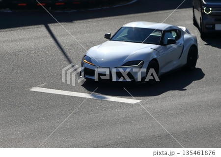 白い国産スポーツカー イメージ 白い国産スポーツカー イメージ 135461876