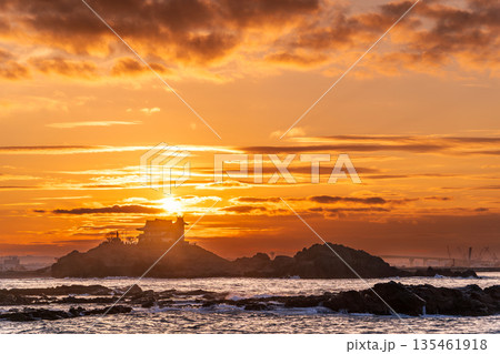 「青森県」ドラマティックな蕪島の夕景・種差海岸 八戸市 「青森県」ドラマティックな蕪島の夕景・種差海岸 八戸市 135461918
