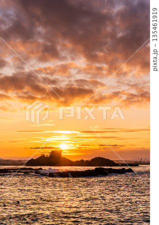 「青森県」ドラマティックな蕪島の夕景・種差海岸 八戸市 「青森県」ドラマティックな蕪島の夕景・種差海岸 八戸市 135461919