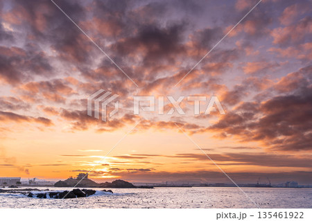 「青森県」ドラマティックな蕪島の夕景・種差海岸 八戸市 「青森県」ドラマティックな蕪島の夕景・種差海岸 八戸市 135461922