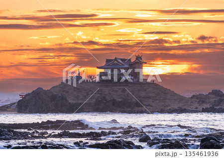 「青森県」ドラマティックな蕪島の夕景・種差海岸　八戸市 135461936