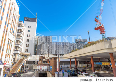 再開発工事が進む松戸駅西口デッキの風景 135461949