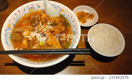 汐留にある中華料理屋の帝里加　がつ黒胡椒麺のランチセット 135462076