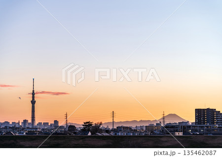 「千葉県」江戸川河川敷から夕景の東京スカイツリーを望む 「千葉県」江戸川河川敷から夕景の東京スカイツリーを望む 135462087
