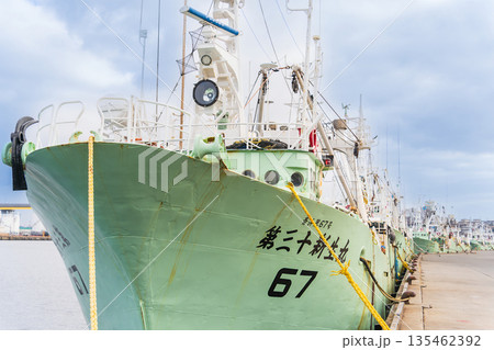 「青森県」第二魚井市場に停泊する漁船 八戸市 「青森県」第二魚井市場に停泊する漁船 八戸市 135462392