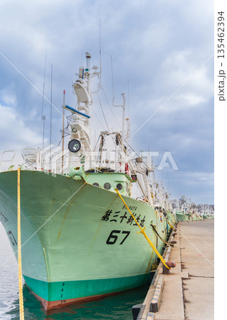 「青森県」第二魚井市場に停泊する漁船 八戸市 「青森県」第二魚井市場に停泊する漁船 八戸市 135462394
