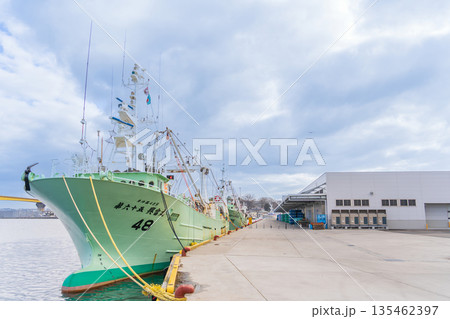 「青森県」第二魚井市場に停泊する漁船 八戸市 「青森県」第二魚井市場に停泊する漁船 八戸市 135462397