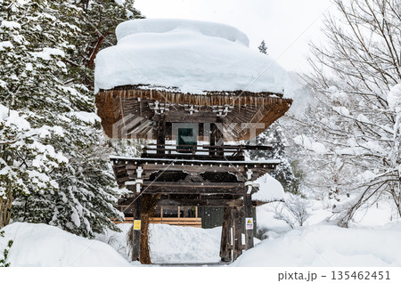 雪の白川郷 明善寺 135462451