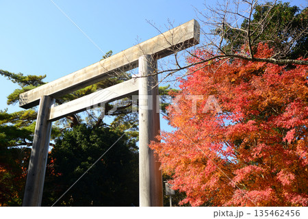 伊勢神宮内宮宇治橋袂の紅葉-2 135462456