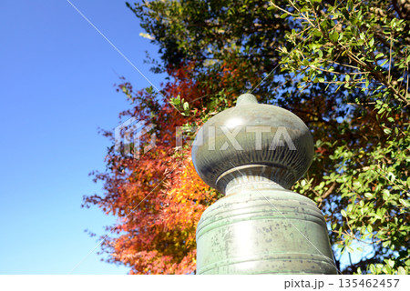 伊勢神宮内宮宇治橋の擬宝珠と紅葉 伊勢神宮内宮宇治橋の擬宝珠と紅葉 135462457