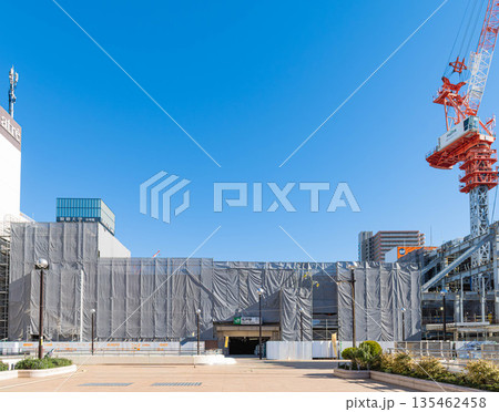 松戸駅の新しい駅ビルの建設と駅舎の改修工事の風景 135462458