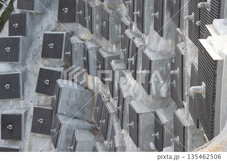 整然と並ぶ法面03 135462506