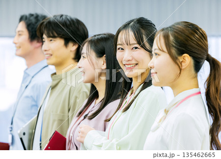 オフィスのエンジニア オフィスのエンジニア 135462665