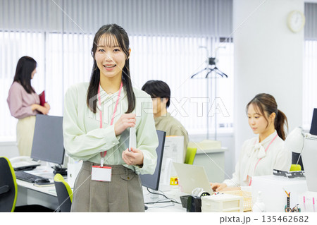 オフィスで働く女性 135462682