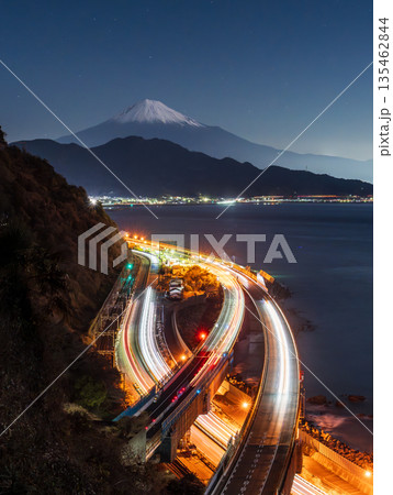 東海道五十三次 薩埵峠から月光に照らされる富士山と東海道の夜景 135462844