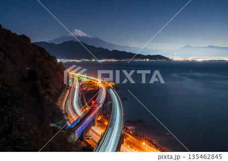 東海道五十三次 薩埵峠から月光に照らされる富士山と東海道の夜景 135462845